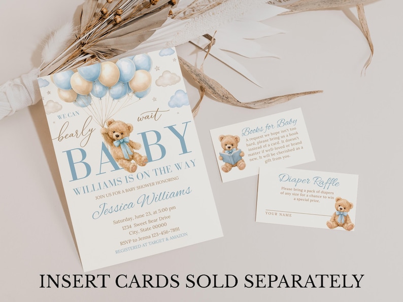 Puede incluir: Juego de papeler&iacute;a para baby shower con dise&ntilde;o de osito de peluche. La invitaci&oacute;n presenta un osito de peluche sosteniendo globos, con texto azul y en cursiva. Incluye tarjetas para "Libros para beb&eacute;" y una "Rifa de pa&ntilde;ales".