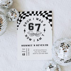 Puede incluir: Una tarjeta de invitaci&oacute;n en blanco y negro con el texto "Bruh I was 67, Now I am 7". La tarjeta incluye los detalles del evento: Summit's Seventh, 12 de mayo, 15:00, y una direcci&oacute;n. Bolas de discoteca plateadas rodean la tarjeta.