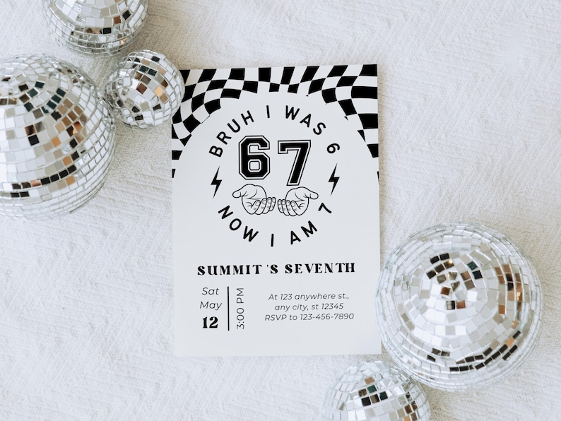 Puede incluir: Una tarjeta de invitaci&oacute;n en blanco y negro con el texto "Bruh I was 67, Now I am 7". La tarjeta incluye los detalles del evento: Summit's Seventh, 12 de mayo, 15:00, y una direcci&oacute;n. Bolas de discoteca plateadas rodean la tarjeta.