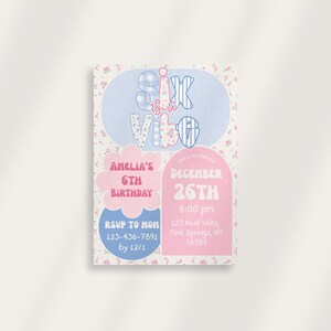 Op de afbeelding: Een verjaardagsuitnodiging met een bloemenachtergrond en de tekst "Six is a Vibe". De uitnodiging bevat de details voor Amelia's 6e verjaardag, inclusief datum, tijd en locatie. RSVP-informatie is ook voorzien.