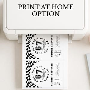 Puede incluir: Una impresora imprime dos invitaciones de cumplea&ntilde;os en blanco y negro. Las invitaciones tienen un borde a cuadros y el texto "BRUH I WAS 67 NOW I AM" con los detalles del evento. La impresora tiene el texto "PRINT AT HOME OPTION" en la parte superior.