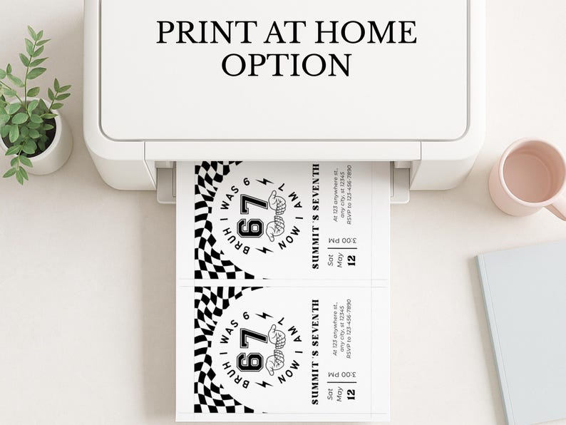 Puede incluir: Una impresora imprime dos invitaciones de cumplea&ntilde;os en blanco y negro. Las invitaciones tienen un borde a cuadros y el texto "BRUH I WAS 67 NOW I AM" con los detalles del evento. La impresora tiene el texto "PRINT AT HOME OPTION" en la parte superior.