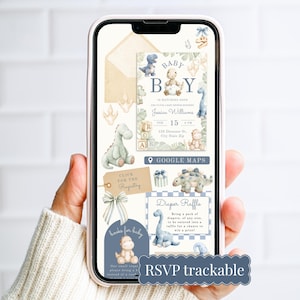 Puede incluir: Un teléfono inteligente muestra una invitación a un baby shower con temática de dinosaurios. La invitación presenta ilustraciones de dinosaurios, el texto "Baby Boy" y detalles del evento. También hay información sobre una rifa de pañales y un registro de regalos.