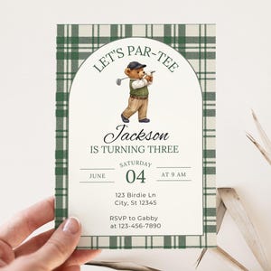 Preppy Par Tee Jungen Geburtstagseinladung | Golf-Thema Kleinkind-Bär (bearbeitbare Canva-Vorlage)