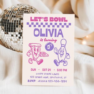 Może przedstawiać: Zaproszenie na imprezę o tematyce kręglarskiej z napisem "LET'S BOWL" i "OLIVIA kończy 9 lat". Zaproszenie zawiera ilustracje z kreskówek przedstawiające kawałek pizzy i kręgiel. Data i godzina również są uwzględnione.