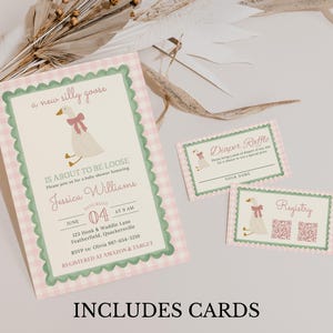 Puede incluir: Un conjunto de tarjetas para baby shower con una ilustraci&oacute;n de ganso y un patr&oacute;n de cuadros rosa y blanco. La invitaci&oacute;n dice "a new silly goose is about to be loose". Incluye tarjetas de rifa de pa&ntilde;ales y registro, todas con borde festoneado.