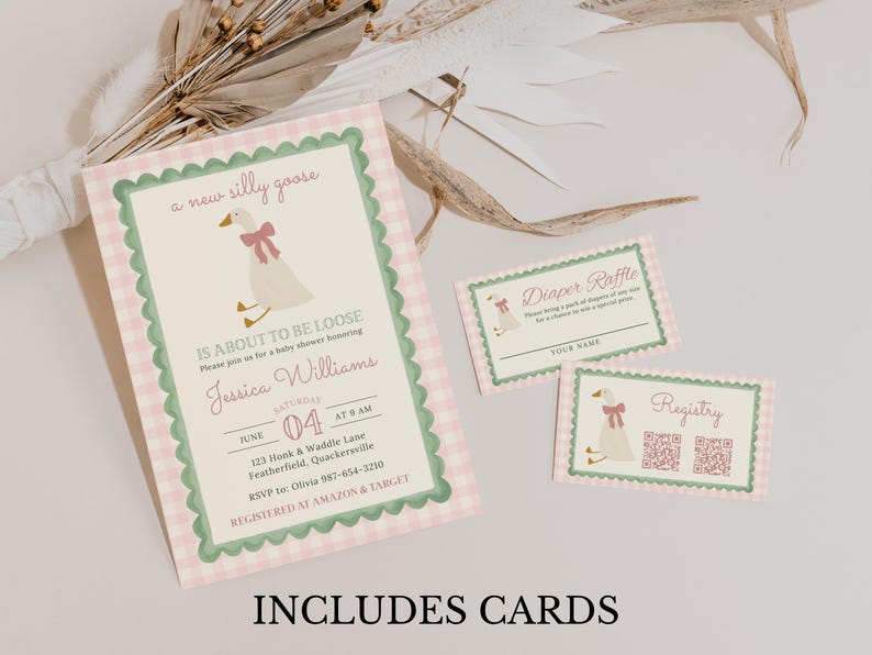 Puede incluir: Un conjunto de tarjetas para baby shower con una ilustraci&oacute;n de ganso y un patr&oacute;n de cuadros rosa y blanco. La invitaci&oacute;n dice "a new silly goose is about to be loose". Incluye tarjetas de rifa de pa&ntilde;ales y registro, todas con borde festoneado.