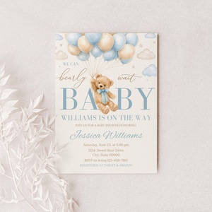 Puede incluir: Invitaci&oacute;n a baby shower con un oso de peluche sosteniendo globos. El texto dice "We can bearly wait BABY WILLIAMS IS ON THE WAY" en azul y beige. Incluye detalles del evento e informaci&oacute;n de RSVP.