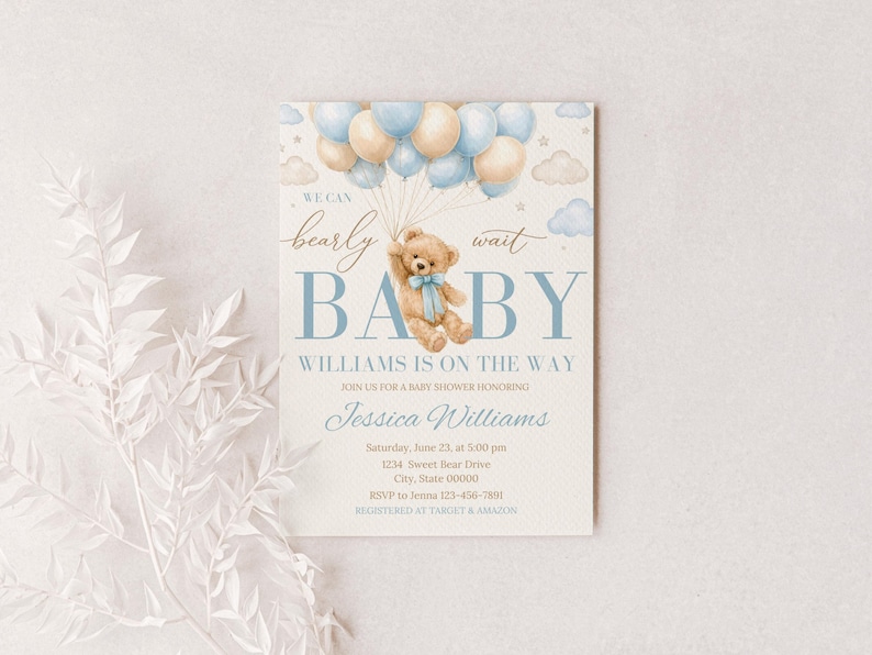Puede incluir: Invitaci&oacute;n a baby shower con un oso de peluche sosteniendo globos. El texto dice "We can bearly wait BABY WILLIAMS IS ON THE WAY" en azul y beige. Incluye detalles del evento e informaci&oacute;n de RSVP.