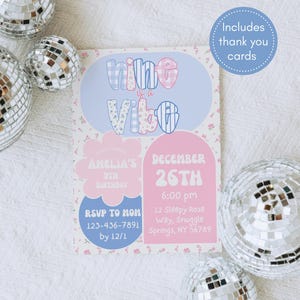 Puede incluir: Una invitación a una fiesta con el texto "nine is a vibe" en azul y rosa. La invitación incluye la fecha, la hora, el lugar y la información de RSVP. La invitación está rodeada de bolas de discoteca.