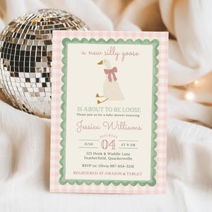 Puede incluir: Una invitaci&oacute;n a un baby shower con un borde rosa y blanco a cuadros y un borde festoneado verde. La invitaci&oacute;n presenta un ganso de dibujos animados con un lazo rosa y el texto "a new silly goose". La invitaci&oacute;n incluye la fecha, la hora y el lugar.