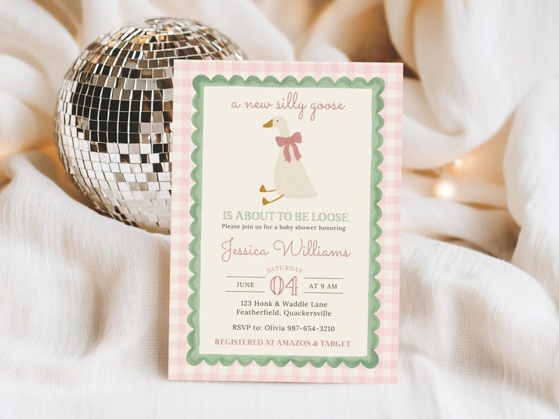 Puede incluir: Una invitaci&oacute;n a un baby shower con un borde rosa y blanco a cuadros y un borde festoneado verde. La invitaci&oacute;n presenta un ganso de dibujos animados con un lazo rosa y el texto "a new silly goose". La invitaci&oacute;n incluye la fecha, la hora y el lugar.