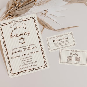 Könnte beinhalten: Einladungskarten für eine Babyparty und passende Karten in neutralen Farbtönen. Die Haupteinladung lautet "A Baby is Brewing" mit Veranstaltungsdetails. Zusätzliche Karten enthalten "Books for Baby" und Informationen zur Registrierung.