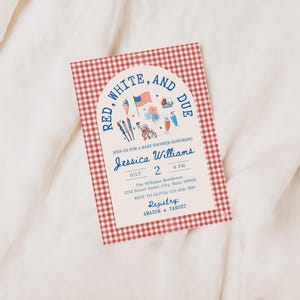 Op de afbeelding: Een uitnodiging voor een babyshower met een rood-witte ruitjesrand. De uitnodiging bevat de tekst "Red, White, and Due" in een blauwe boog, samen met illustraties van vuurwerk, een ijscoupe en een Amerikaanse vlag. De uitnodiging is voor Jessica Williams.