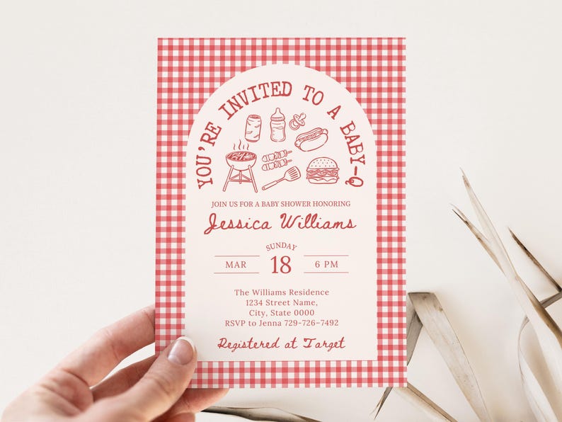 Pu&ograve; includere: Un invito per un baby shower con uno sfondo a motivo a quadretti rossi e bianchi. L'invito presenta il testo "YOU'RE INVITED TO A BABY-Q" e i dettagli del baby shower di Jessica Williams, tra cui data, ora e informazioni RSVP.