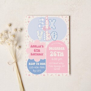 Op de afbeelding: Een verjaardagsuitnodiging met de tekst "Six is a Vibe" in blauw en roze. De uitnodiging bevat de details: Amelia's 6e verjaardag, 26 december, 18:00 uur en RSVP-informatie. De achtergrond heeft een bloemenpatroon.