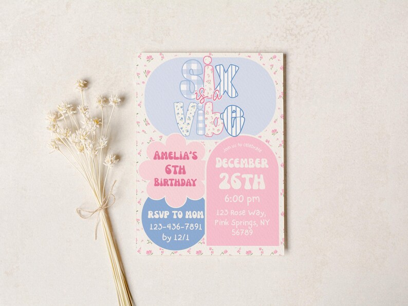 Op de afbeelding: Een verjaardagsuitnodiging met de tekst "Six is a Vibe" in blauw en roze. De uitnodiging bevat de details: Amelia's 6e verjaardag, 26 december, 18:00 uur en RSVP-informatie. De achtergrond heeft een bloemenpatroon.