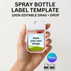 Op de afbeelding: Een witte sjabloon voor een spuitfleslabel in een hand. Het label leest "Make your own design" over een landschapsafbeelding. De tekst "SPRAY BOTTLE LABEL TEMPLATE" en "100% EDITABLE DRAG + DROP" staan bovenaan. Inclusief Canva-, SVG- en PNG-pictogrammen.