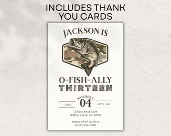 Può includere: Biglietto d'invito con la scritta "JACKSON IS" sopra un'illustrazione di pesce. Il testo "O-FISH-ALLY THIRTEEN" è in basso. Il biglietto include data, ora e luogo dell'evento. Le parole "INCLUDES THANK YOU CARDS" sono in alto.