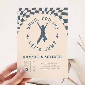 Puede incluir: Una invitación a una fiesta con el texto "BRUH, YOU IN? LET'S JUMP" en un diseño circular con una figura saltando. La invitación es para "SUMMIT'S SEVENTH" el 12 de mayo a las 3:00 PM. Incluye dirección e información RSVP.