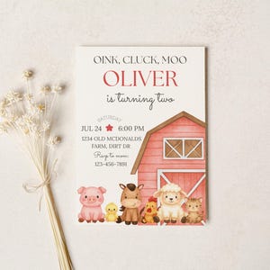 Könnte beinhalten: Einladung zum Geburtstag mit Bauernhof-Motiv mit dem Text "OINK, CLUCK, MOO" und "OLIVER wird zwei". Die Einladung zeigt eine Illustration einer roten Scheune und Cartoon-Bauernhoftiere. Das Datum ist der 24. Juli um 18:00 Uhr.