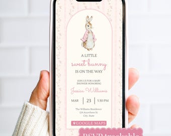 Może przedstawiać: Smartfon wyświetla zaproszenie na baby shower z ilustracją królika. Tekst zaproszenia brzmi "A Little Sweet Bunny Is On The Way" i zawiera szczegóły dotyczące wydarzenia.