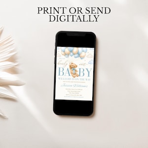 Puede incluir: Un tel&eacute;fono inteligente muestra una invitaci&oacute;n para un baby shower con un osito de peluche y globos en tonos azules y beige. La invitaci&oacute;n dice "bearly wait BABY" e incluye detalles del evento. El texto "PRINT OR SEND DIGITALLY" est&aacute; en la parte superior.