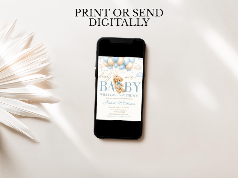 Puede incluir: Un tel&eacute;fono inteligente muestra una invitaci&oacute;n para un baby shower con un osito de peluche y globos en tonos azules y beige. La invitaci&oacute;n dice "bearly wait BABY" e incluye detalles del evento. El texto "PRINT OR SEND DIGITALLY" est&aacute; en la parte superior.