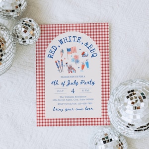 Pu&ograve; includere: Un invito per la festa del 4 luglio con un bordo a quadretti rossi e bianchi. L'invito presenta illustrazioni patriottiche e il testo "Red, White, & BBQ". Sfera disco argentate circondano l'invito.