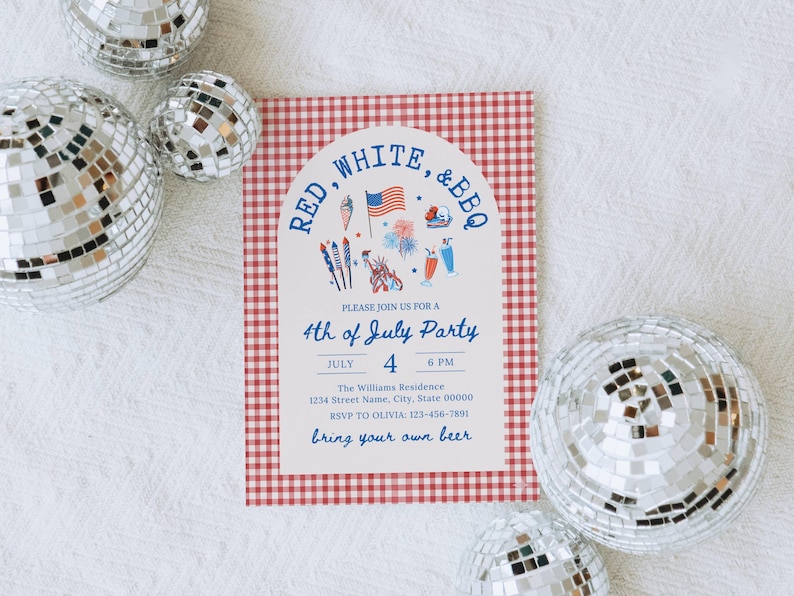 Pu&ograve; includere: Un invito per la festa del 4 luglio con un bordo a quadretti rossi e bianchi. L'invito presenta illustrazioni patriottiche e il testo "Red, White, & BBQ". Sfera disco argentate circondano l'invito.