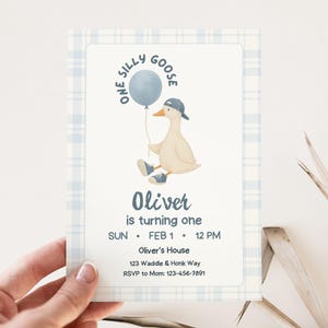 Op de afbeelding: Een lichtblauwe en witte geruite uitnodigingskaart met een cartoon gans met een pet en sneakers, met een ballon. De tekst luidt "One Silly Goose" en "Oliver is turning one."