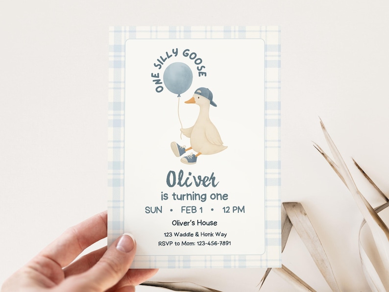 Op de afbeelding: Een lichtblauwe en witte geruite uitnodigingskaart met een cartoon gans met een pet en sneakers, met een ballon. De tekst luidt "One Silly Goose" en "Oliver is turning one."