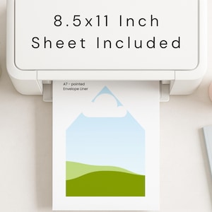 Pu&ograve; includere: Una stampante bianca stampa un foglio di carta con un paesaggio di cielo blu e colline verdi. Il testo sulla carta recita "A7 - pointed Envelope Liner". Sopra la stampante c'&egrave; il testo "8.5x11 Inch Sheet Included".