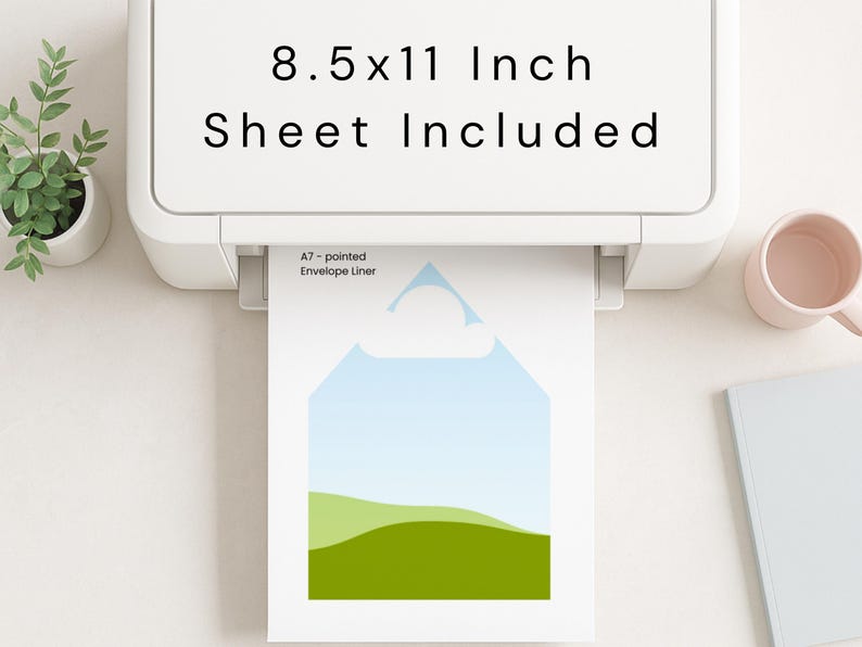 Pu&ograve; includere: Una stampante bianca stampa un foglio di carta con un paesaggio di cielo blu e colline verdi. Il testo sulla carta recita "A7 - pointed Envelope Liner". Sopra la stampante c'&egrave; il testo "8.5x11 Inch Sheet Included".