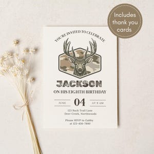 Puede incluir: Una invitación de cumpleaños color crema con una ilustración de cabeza de ciervo en un hexágono de camuflaje. El texto dice "You're Invited to Celebrate" y "Jackson on his Eighth Birthday". Incluye tarjetas de agradecimiento.