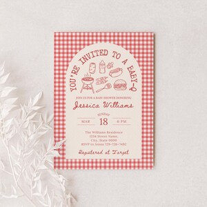 Pu&ograve; includere: Un invito per un baby shower con un bordo a quadretti rossi e bianchi. L'invito presenta il testo "YOU'RE INVITED TO A BABY-Q" e i dettagli per il baby shower di Jessica Williams, tra cui data, ora e informazioni RSVP.