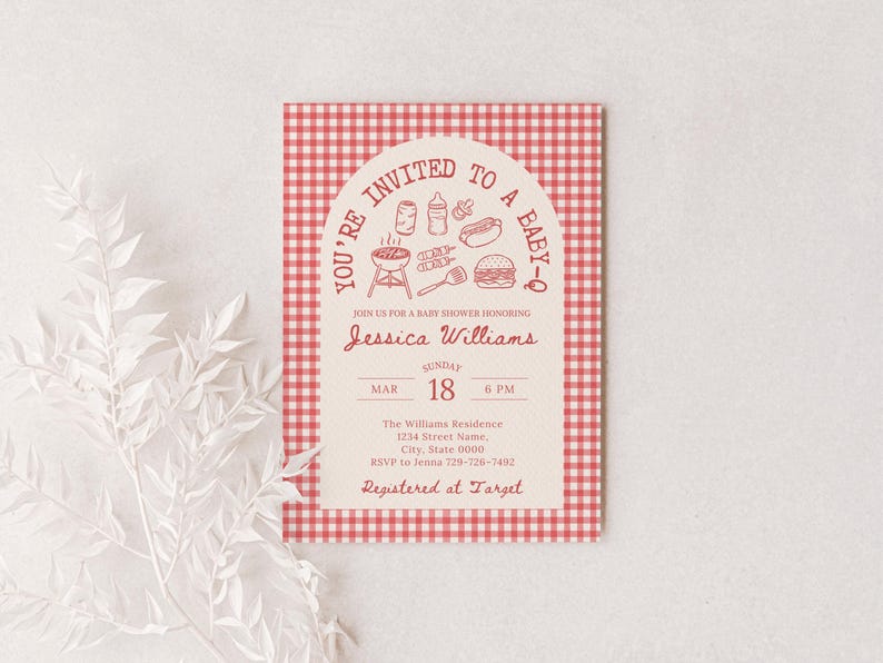 Pu&ograve; includere: Un invito per un baby shower con un bordo a quadretti rossi e bianchi. L'invito presenta il testo "YOU'RE INVITED TO A BABY-Q" e i dettagli per il baby shower di Jessica Williams, tra cui data, ora e informazioni RSVP.