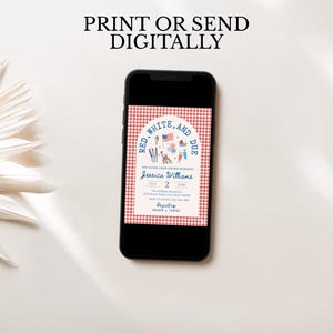 Pu&ograve; includere: Uno smartphone mostra un invito digitale con un bordo a quadretti rossi e bianchi. L'invito recita "Red, White, and Due" con illustrazioni patriottiche. Il testo "Print or Send Digitally" &egrave; in alto.