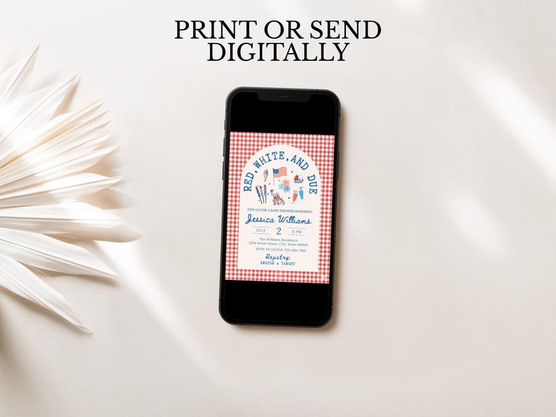 Pu&ograve; includere: Uno smartphone mostra un invito digitale con un bordo a quadretti rossi e bianchi. L'invito recita "Red, White, and Due" con illustrazioni patriottiche. Il testo "Print or Send Digitally" &egrave; in alto.
