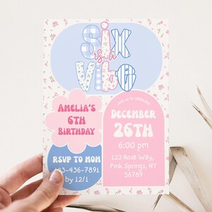 Op de afbeelding: Een pastelkleurige verjaardagsuitnodiging met de tekst "Six is a Vibe". De uitnodiging bevat de naam "Amelia", de datum, tijd en locatie van het feest. Het ontwerp heeft bloemen- en ruitpatronen.