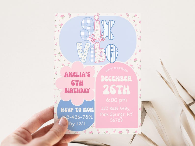 Op de afbeelding: Een pastelkleurige verjaardagsuitnodiging met de tekst "Six is a Vibe". De uitnodiging bevat de naam "Amelia", de datum, tijd en locatie van het feest. Het ontwerp heeft bloemen- en ruitpatronen.