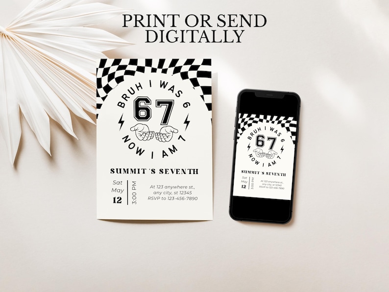 Puede incluir: Un dise&ntilde;o de invitaci&oacute;n en blanco y negro con el texto "Bruh I was 6, now I am 67". La invitaci&oacute;n incluye los detalles del evento y se muestra en un tel&eacute;fono inteligente y una tarjeta impresa.