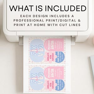 Op de afbeelding: Een printer drukt roze en blauwe uitnodigingen af met de tekst "December 26th" en "Amelia's 6th Birthday". De tekst "WHAT IS INCLUDED" staat bovenaan de printer.