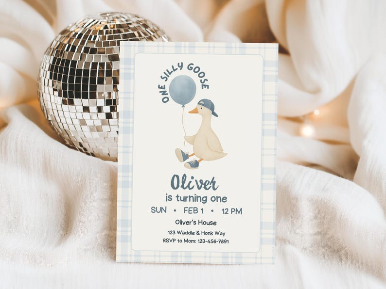 Op de afbeelding: Een lichtblauw en wit geruite verjaardagsuitnodiging met een cartoon gans die een blauwe ballon vasthoudt. De uitnodiging luidt "One Silly Goose" en "Oliver is turning one". Een discobal is op de achtergrond te zien.