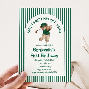 Könnte beinhalten: Grün-weiße Geburtstagseinladung mit einem Cartoon-Bären, der Golf spielt. Der Text lautet "Mastered His 1st Year" und "Benjamin's First Birthday". Die Einladung enthält Veranstaltungsdetails und RSVP-Informationen.