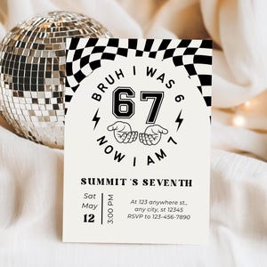 Puede incluir: Una invitaci&oacute;n color crema con texto y gr&aacute;ficos en negro, que incluye las palabras &laquo;BRUH I WAS 6 NOW I AM 7&raquo;. El n&uacute;mero &laquo;67&raquo; se muestra de forma destacada. La invitaci&oacute;n es para el cumplea&ntilde;os &laquo;SUMMIT'S SEVENTH&raquo;, con fecha, hora e informaci&oacute;n de RSVP.