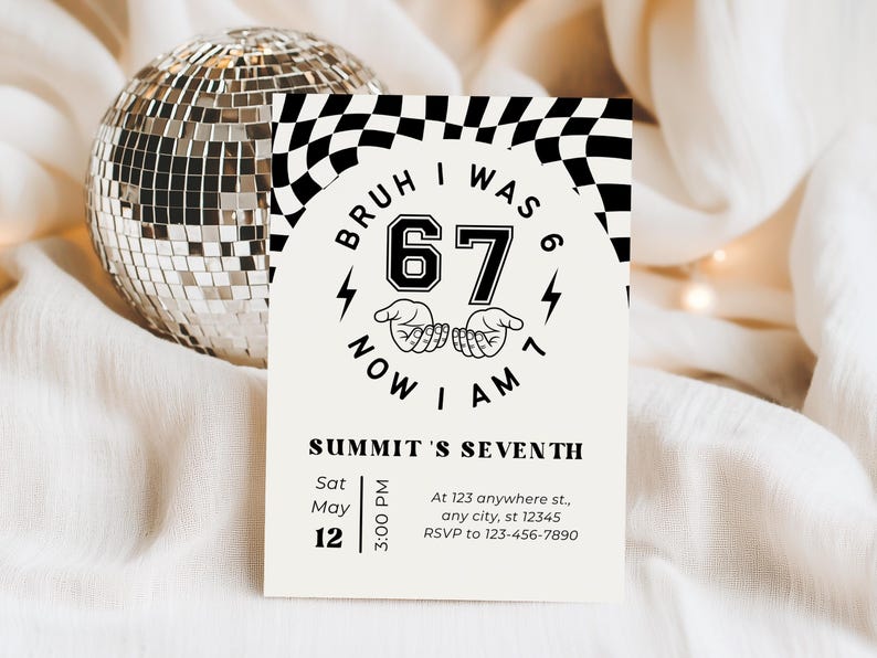 Puede incluir: Una invitaci&oacute;n color crema con texto y gr&aacute;ficos en negro, que incluye las palabras &laquo;BRUH I WAS 6 NOW I AM 7&raquo;. El n&uacute;mero &laquo;67&raquo; se muestra de forma destacada. La invitaci&oacute;n es para el cumplea&ntilde;os &laquo;SUMMIT'S SEVENTH&raquo;, con fecha, hora e informaci&oacute;n de RSVP.