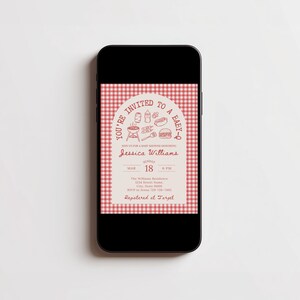 Pu&ograve; includere: Uno smartphone mostra un invito a un baby shower. L'invito presenta uno sfondo a motivo a quadri rossi e bianchi. Il testo recita "You're Invited to a Baby-Q" con illustrazioni di barbecue. L'invito &egrave; per Jessica Williams il 18 marzo.