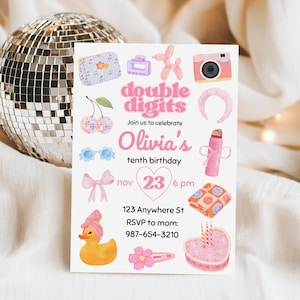 Puede incluir: Una invitación de cumpleaños con un diseño rosa y blanco, con el texto "double digits" y "Olivia's tenth birthday". La invitación incluye ilustraciones de varios elementos como una cámara, cerezas y un patito de goma. Una bola de discoteca está en el fondo.