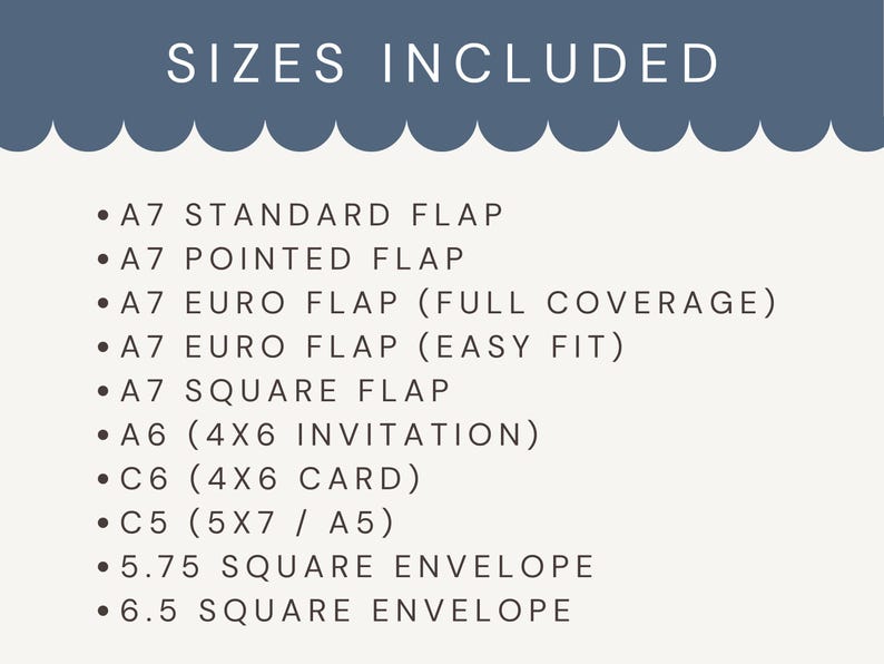 Pu&ograve; includere: Un grafico color crema elenca varie dimensioni di buste e biglietti, tra cui A7, A6, C6 e C5, con opzioni di patta e busta. Il testo "SIZES INCLUDED" &egrave; in alto in un banner blu scuro con un bordo smerlato.